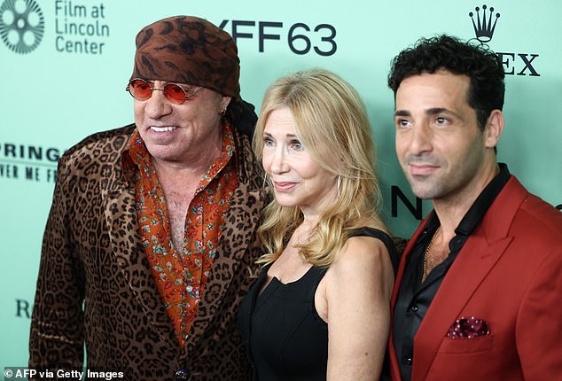 Van Zandt, koji je glumio Silvio Dantea na HBO -u The Sopranos, pozirao je za fotografije sa svojom suprugom Maureen i glumcem Johnnyjem Cannizzaroom, koji ga glumi u filmu