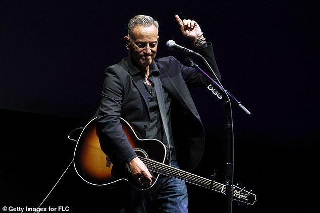 Nakon projekcije, legendarni rocker oduševio je publiku izvedbom zemlje nade i snova, što je dovelo do ovacija stojećih ovacija