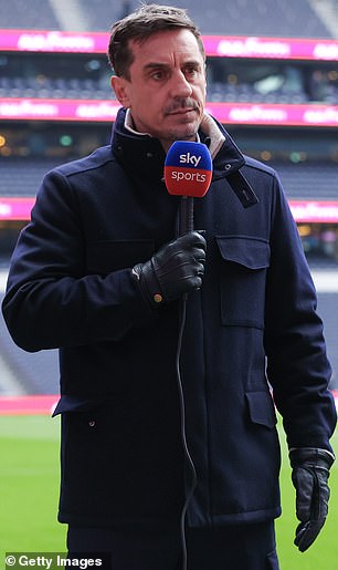 Gary Neville je svoju upotrebu Mason Mount označio kao lijevo krilo kao 