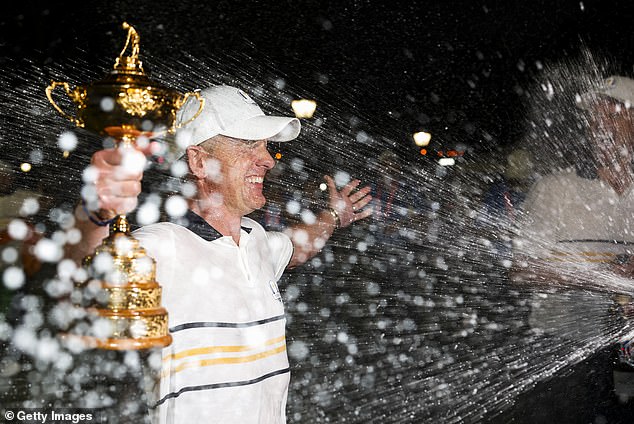 Europski kapetan Luke Donald raspršen je šampanjcem nakon što je vodio svoju momčad do pobjede