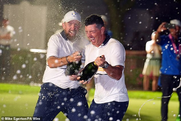 Shane Lowry (lijevo), viđen kako slavi s McIlroyjem, rekao je da je Stoll primio 