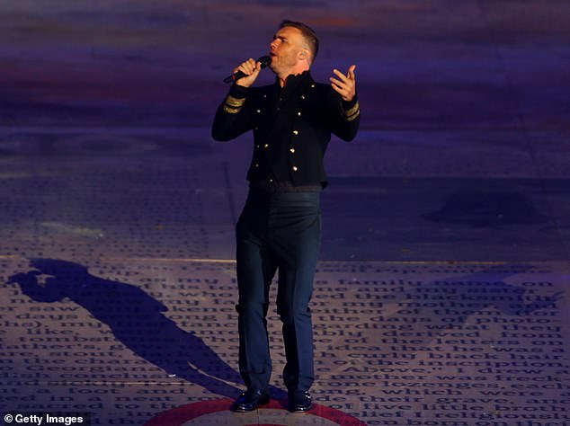 Pjevač kantautor pridružio se Take That na londonskom olimpijskom stadionu za ceremoniju zatvaranja Olimpijskih igara 2012. (na slici)