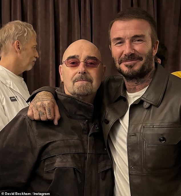Sretna obitelj se nasmijala, pjevala, zagrlila i pozirala jedni s drugima i prijateljima, dok je David također upoznao člana Oasis Banda Paula "Glupan" Arthurs