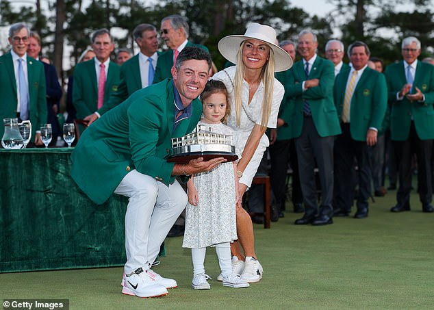 McIlroy je podnio zahtjev za razvod od Stolla u svibnju prošle godine - prije nego što ga je odbacio mjesec dana kasnije
