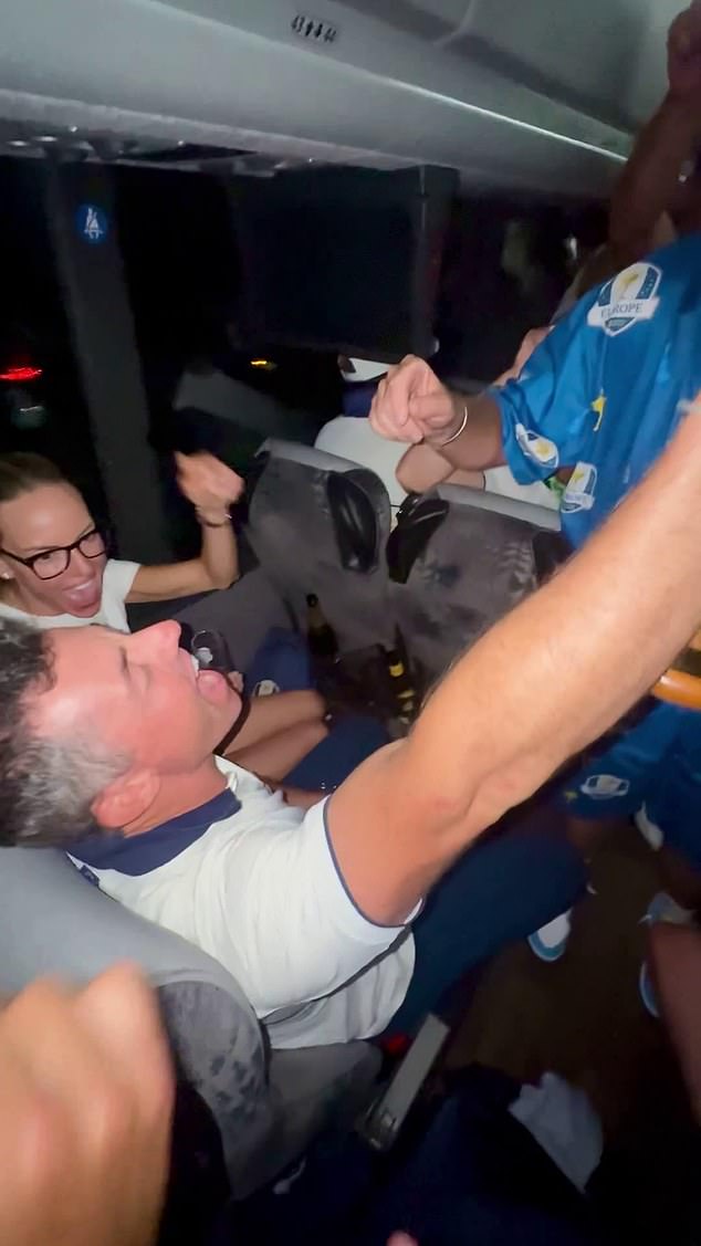 Stoll je prikazan s čašom šampanjca u ruci, radosno izvlačeći tekstove kako bi pokazao kako je McIlroy ušao u glave obožavatelja Sjedinjenih Država u trenutku slatke osvete