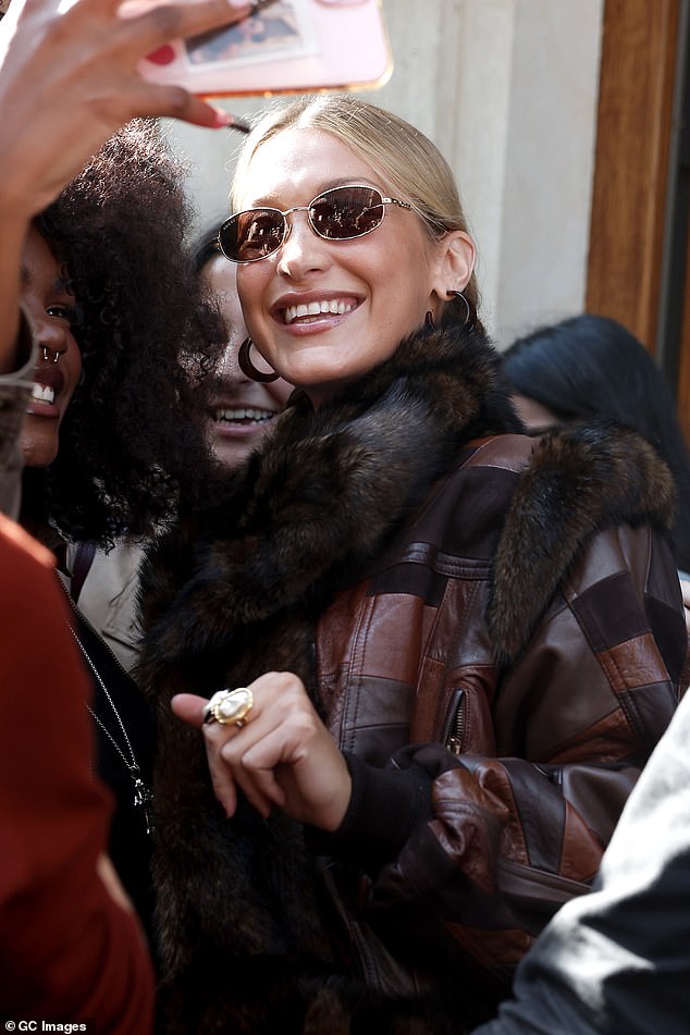 Nosila je kosu u slatkim grozdovima uz kožu i krzneni kaput nadahnuta 70-ih s bijelom majicom i trapericama, kao i trendovskim sunčanim naočalama