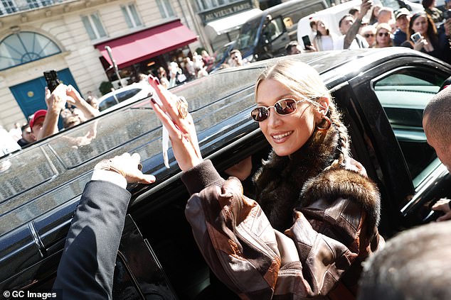 Bella je slijedila odijelo dok je izlazila u stilu, dok su je obožavatelji mobilizirali