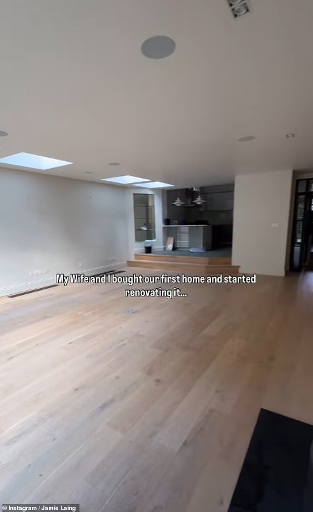 Fotografije iz vremena kada se prodavao prošle godine pokazalo je da ima staromodni, zagonetan izgled. Kuhinja, koja je imala potpuno bijelu završnu obradu, imala je manji otok i nije bila vrhunska štednjaka, kao što to trenutno čini