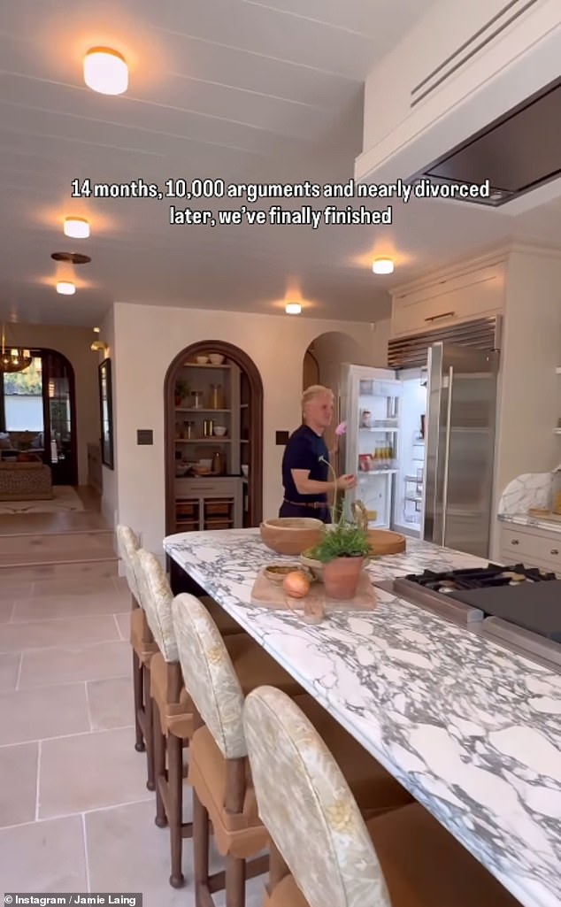 Svoje 1,6 milijuna sljedbenika uzeo je na obilazak dolje, ponosno im pokazujući otvorenu kuhinju u mediteranskom stilu s raširenim, mramorom na vrhu otoka u njenom centru