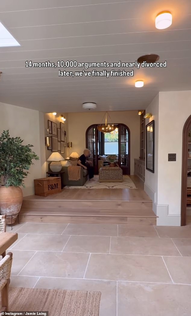 Poplavljena prirodnim svjetlom ljubaznošću od četiri svjetla, vrhunska kuhinja vodi u vrt terasa s jedne strane i otvoreni plan, dnevni boravak ukusno ukrašen obiteljskim slikama i ukrasima. Uključena je zidovima oprane vapnom