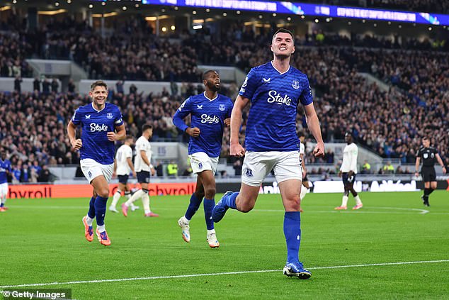 Michael Keane pucao je vrhunskom glavom vrhunskim glavom u 18. minuti meča