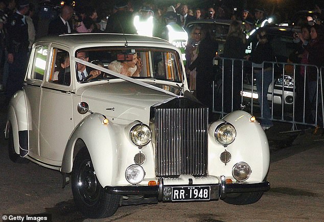 Sluškinja čast i Kidmanova sestra Antonia i Kidmanova kći Isabella Cruise prikazana su na koledžu svetog Patrika na svadbeni prijem