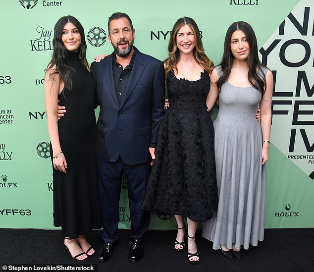 Legendi komedije pridružila su se njegova supruga Jackie Sandler i njihove kćeri Sunny i Sadie
