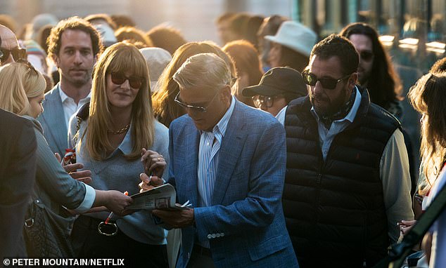 Film vidi kako George prelazi na ulogu filmske zvijezde koja se 'uvijek igra', a Adam Sandler je portretirao menadžer svog lika