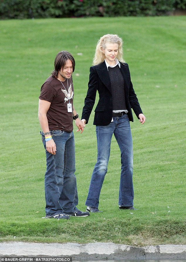 U braku Kidman i Urban testirani su šest mjeseci kasnije, kada je Urban ušao u rehabilitaciju u klinici Betty Ford u SAD -u nakon što se ponovio ovisnošću o alkoholu. Na slici izvan klinike