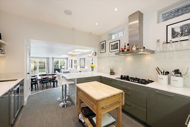 Jamie i Sophie su uklonili i zamijenili staru kuhinju (na slici)