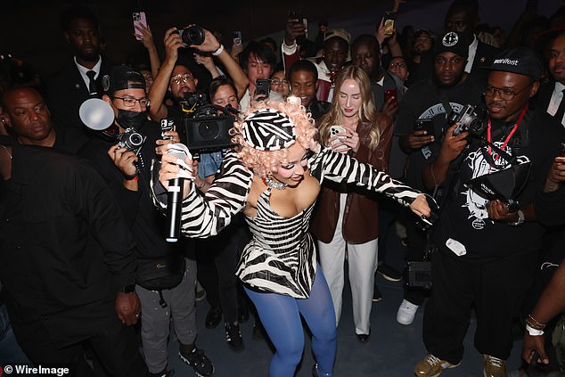 Doja je zapovjedila pažnju dok je nastupala za polaznike na svom lansiranju