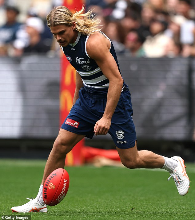 MELBOURNE, AUSTRALIA - SEPTEMBER 26: Bailey Smith of the Cats chases the ball during the Geelong Cats AFL captain's run at Melbourne Cricket Ground on September 26, 2025 in Melbourne, Australia. (Photo by Robert Cianflone/Getty Images)