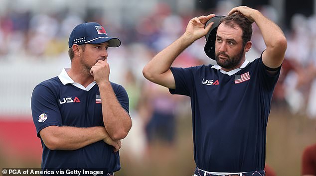 FARMINGDALE, NEW YORK - 27. rujna: Bryson DeChambeau i Scottie Scheffler iz tima Sjedinjene Države gledaju kako Justin Rose iz Team Europe (nije na slici) udara u 16. rupu kako bi osvojio svoj meč, 3 i 2, tijekom subotnjeg popodneva četvero -loptica u New Yorku, 27, u Black25, na Black -Coursu, na BlackPage State Gxak GcArk, u BlackPage Stateu. (Foto Michael Reaves/PGA of America/PGA of America putem Getty Images)