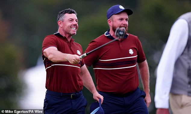 Rory McIlroy i Shane Lowry iz Team Europe slave svoju pobjedu nad Justinom Thomasom i Cameron Young -om iz tima Sjedinjenih Država nakon popodnevnih četvornih utakmica na drugom danu Ryder Cupa na Black Course Black, Farmingdale, New York. Datum slike: subota 27. rujna 2025. PA Photo. Foto -kredit treba čitati: Mike Egerton/PA Wire.Resticions: Koristite podložne ograničenjima. Samo urednička upotreba, bez komercijalne uporabe bez prethodnog pristanka vlasnika prava.