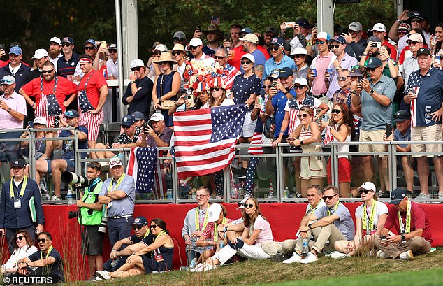 Golf - Ryder Cup 2025. - BETHPAGE Crni golf teren, Farmingdale, New York, Sjedinjene Države - 27. rujna, 2025. godine navijača u SAD -u tijekom Reuters/Brendan McDermid s četiri lopte.