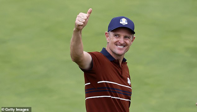 FARMINGDALE, NEW YORK - 27. rujna: Justin Rose iz Team Europe priznaje publiku na 18. rupu Green -a nakon što je Team Europe pobijedila u tri od četiri meča tijekom subotnjeg popodneva četvero -lopta mečeva Ryder Cupa 2025 na crnom tečaju na golf terenu Bethpage State Park 27. rujna u Farmingdaleu, New York. (Foto Harry How/Getty Images)