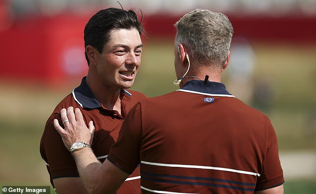 FARMINGDALE, NEW YORK - 27. rujna: Viktor Hovland iz Team Europe razgovara s kapetanom Lukom Donaldom nakon što su Hovland i Robertom MacIntyre iz Team Europe porazili Scottie Scheffler i Russell Henley iz tima Sjedinjenih Država 1UP tijekom subotnjeg jutarnjih četverokutnih utakmica 2025 Ryder, u Black Coursu, na Black -Crap, na BlackPage Stateu. (Foto Jared C. Tilton/Getty Images)