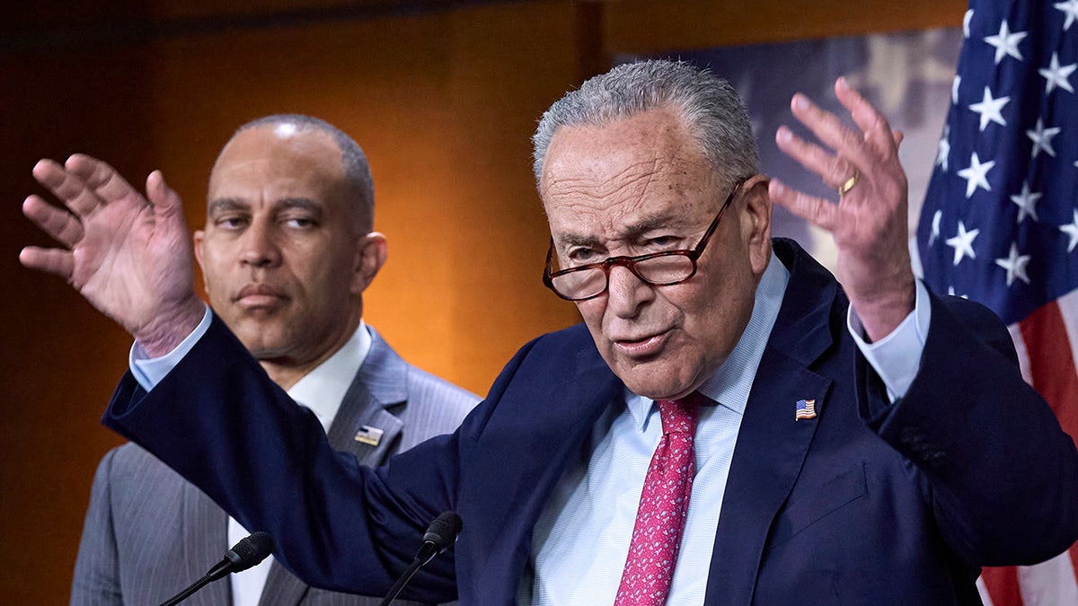 Chuck Schumer s podignutim rukama