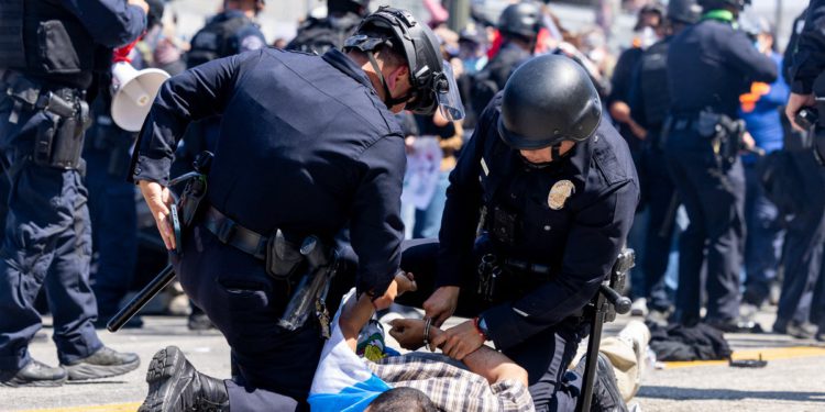 Amerikanci misle da se zločin povećava u cijeloj naciji – samo ne u njihovom gradu, anketa otkriva