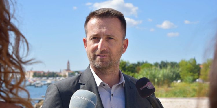 Ante Bilić: “U 2.5 godine napravit će se sportski kompleks u mjestu gdje živi 44 ljudi, a Lećevicu ne mogu 20 godina”