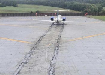 Avion zaustavljena betonskim sigurnosnim zonama na kraju piste u zračnoj luci Virginia