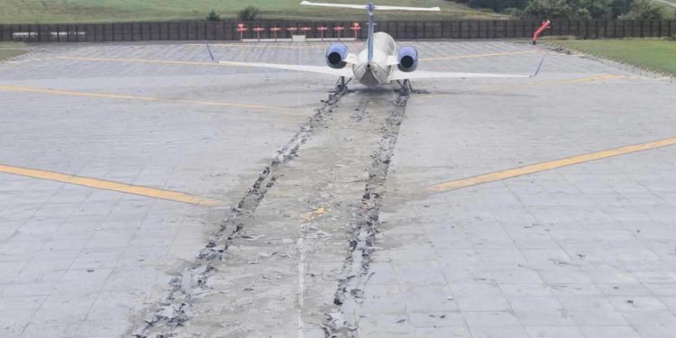 Avion zaustavljena betonskim sigurnosnim zonama na kraju piste u zračnoj luci Virginia