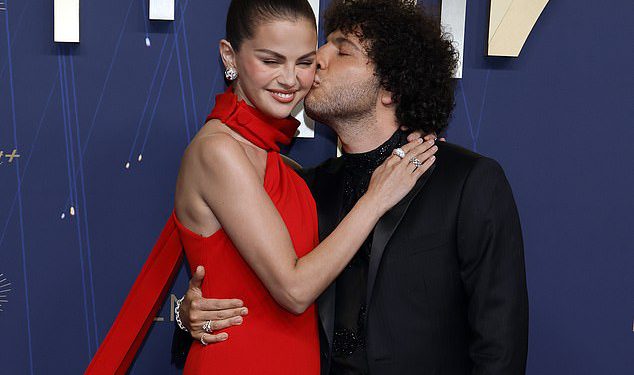 Benny Blanco pregrađuje obožavatelje s bizarnom vjenčanom odjećom na Friend’s Nuptials mjesec dana prije ceremonije Selene Gomez