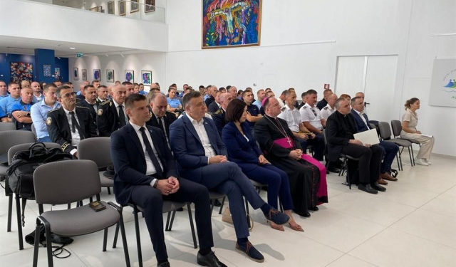 Biskup Palić se susreo s policajcima iz Hercegovine
