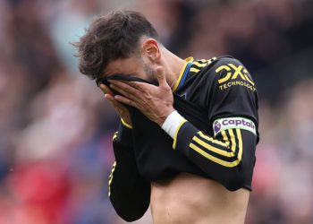 Brentford vs Manchester United – Premier liga: Ocjena uživo, vijesti i ažuriranja kao što su pčele posjetitelje s još jednim vrhunskim golom nakon što je Bruno Fernandes spasio kaznu nakon četverominutnog kašnjenja var