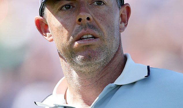 Čini se da je Rory McIlroy natjerao da se gestikuli prema američkim Hecklerima dok supruga Erica Stoll gleda suprug pomažu timu Europe da snažno započne s Ryder Cupom