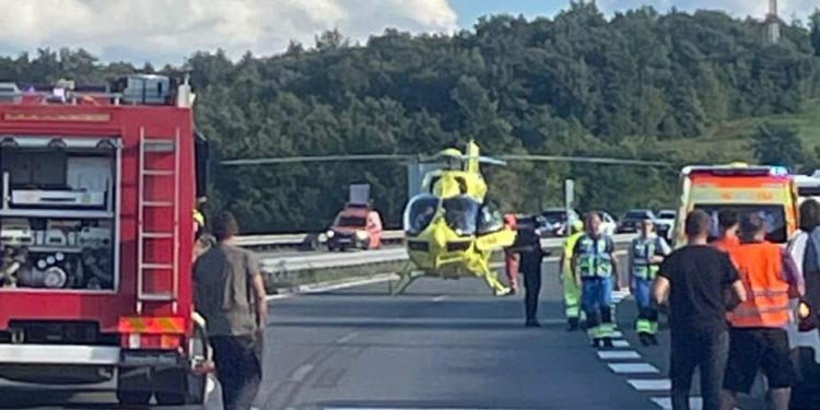 DRAMA NA IPSILONU Helikopter hitne medicinske službe sletio među automobile