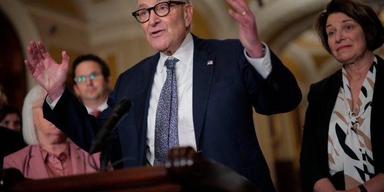 Demokrati Senata glasaju za isključivanje vlade jer se čvrsto drže na prijedlogu zakona o republikanskoj potrošnji unatoč Trumpovim prijetnjama