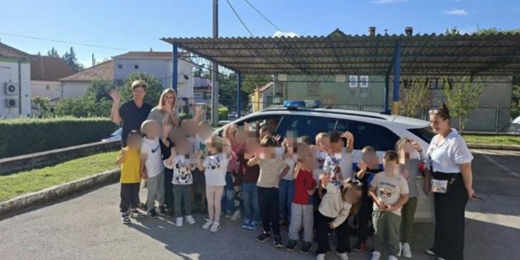 Djeca iz Brnaza posjetila Policiju u Sinju