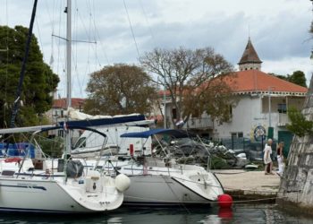 Dvije jedrilice privezane za spomenik nulte kategorije u Trogiru