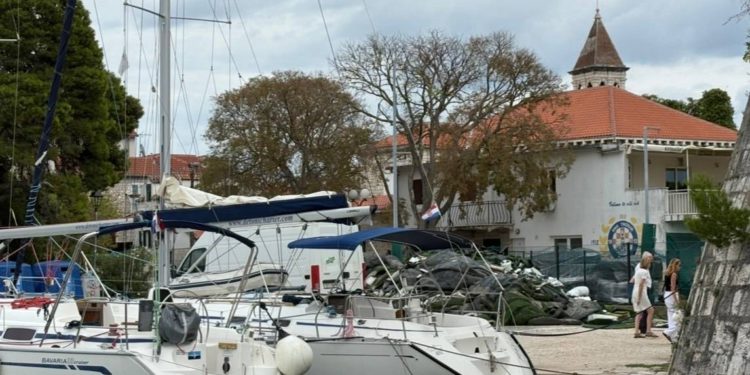 Dvije jedrilice privezane za spomenik nulte kategorije u Trogiru