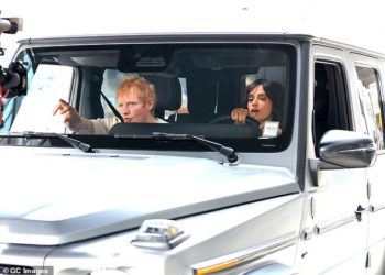 Ed Sheeran mobide obožavatelji dok skače u turistički autobus kako bi snimio novi glazbeni video s Camilom Cabello u New Yorku
