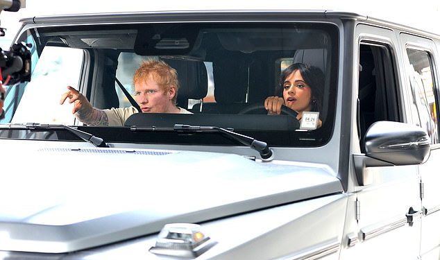 Ed Sheeran mobide obožavatelji dok skače u turistički autobus kako bi snimio novi glazbeni video s Camilom Cabello u New Yorku