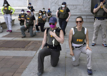 FBI puca agente koji su kleknuli za Black Lives Matter – RT World News