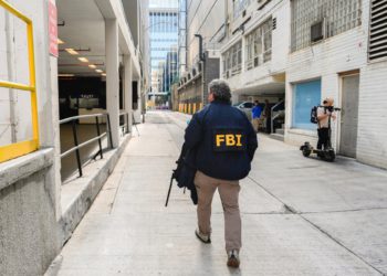 FBI puca najmanje 15 agenata koji su kleknuli tijekom 2020. godine Black Lives Matter Prosvjed na virusnim fotografijama
