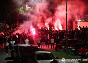 FOTO/VIDEO Ispred stadiona Zrinjskog nastala je prava ludnica nakon dolaska igrača