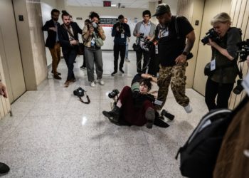 Fotoreporter hospitaliziran nakon što su maskirani agenti leda bacaju novinare na zemlju u New York imigracijskom sudnici
