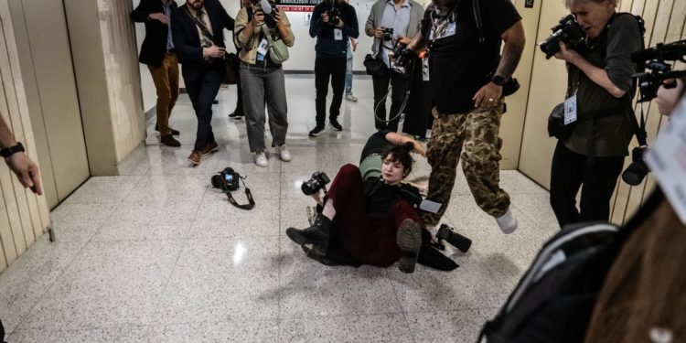 Fotoreporter hospitaliziran nakon što su maskirani agenti leda bacaju novinare na zemlju u New York imigracijskom sudnici