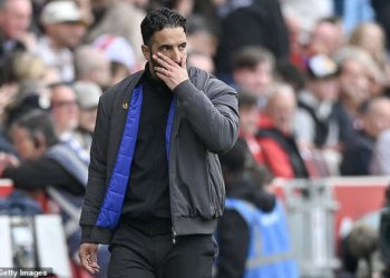 Gary Neville precizira “grozan” trenutak koji pokazuje igračima Uniteda koji sada “možda sumnjaju u” sustav Ruben Amorim nakon “smiješne” odluke – s skraćivanjem kvota za otpuštanje