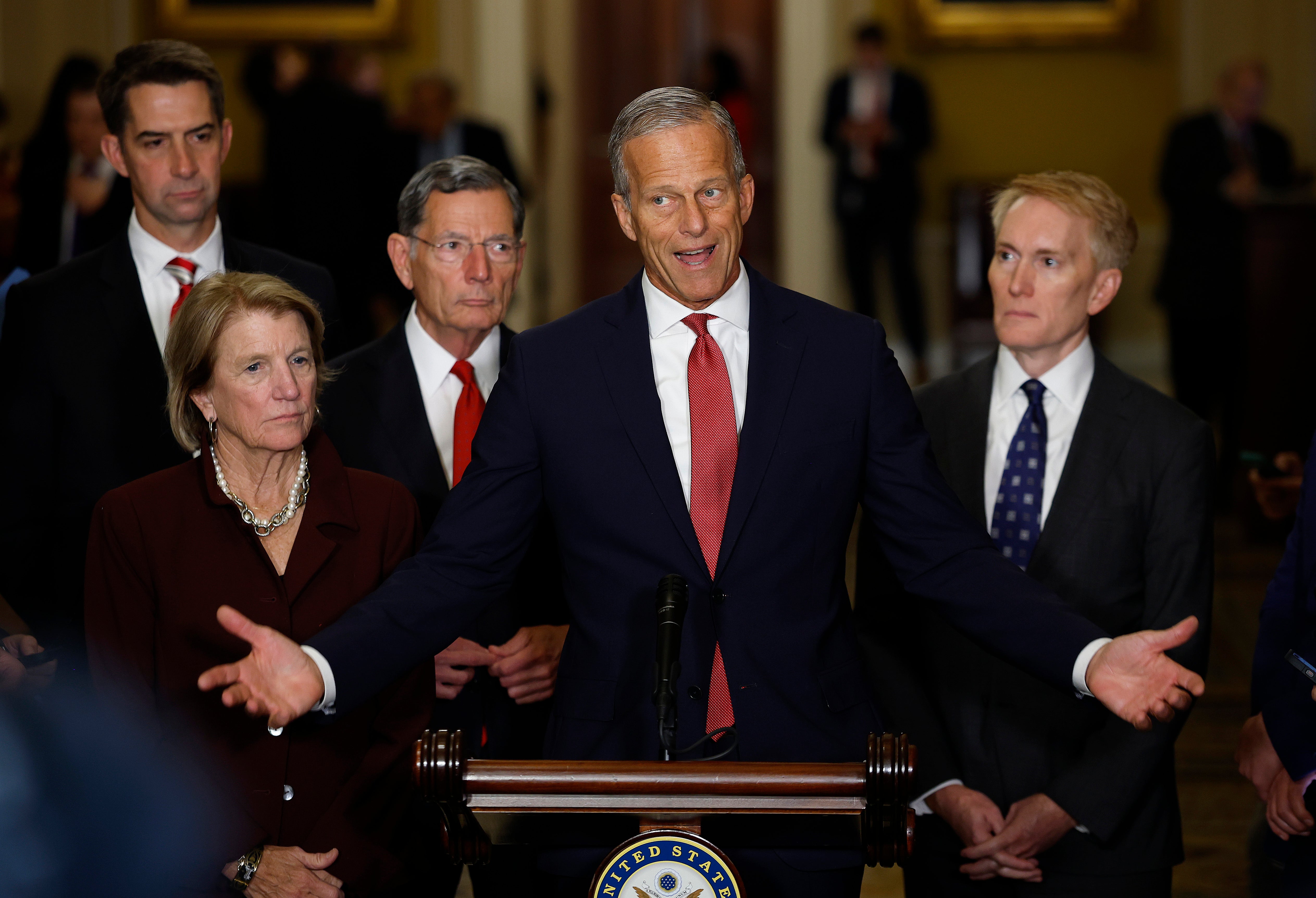 Vođa većine Senata John Thune (R-SD) u utorak govori o medijima na američkom Kapitolu dok su razgovori s demokratima prekinuli.